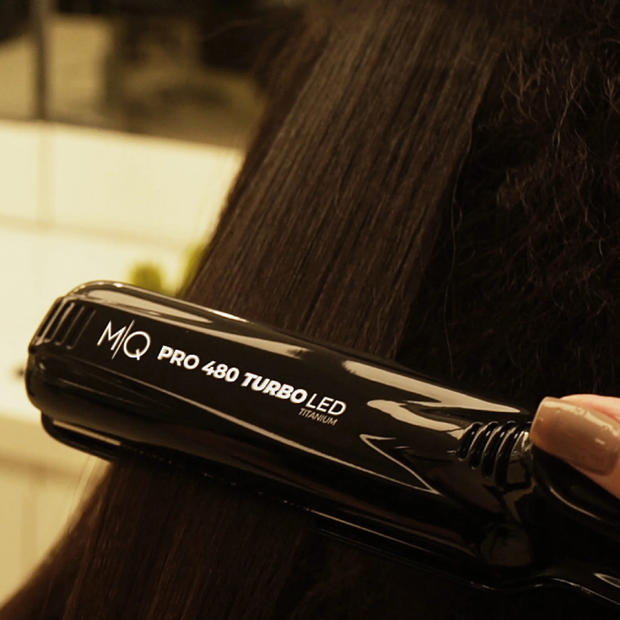 Plancha de pelo MQ Pro 480 Turbo LED con botón turbo y temperatura máxima para alisados con keratina